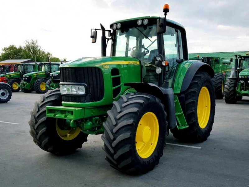 Oldtimer-Traktor tip John Deere 6930 Premium, Neumaschine in Звенигородка