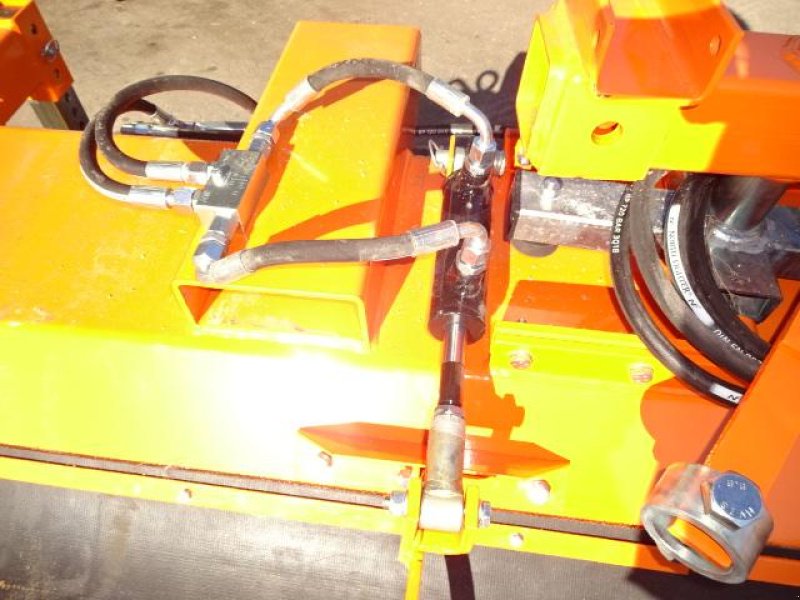 Kehrmaschine tip Sonstige 2,5 Meter - Kehrmaschine- mit Hydraulischer Wannenentleerung- auch mit Seitenbesen möglich- verschiedene Breiten möglich, Neumaschine in Neureichenau (Poză 5)