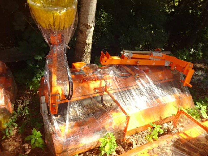 Kehrmaschine tip Sonstige 1,8 Meter Kehrmaschine mit Hydraulischer Entleerung- auch mit Seitenbesen möglich, Neumaschine in Neureichenau (Poză 11)